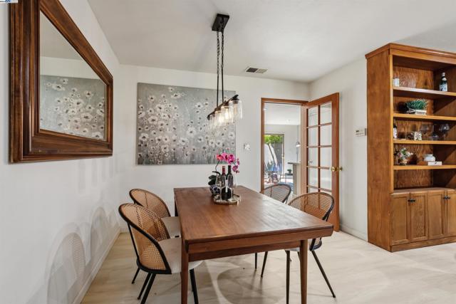1026 Trellis Ln, Alameda CA: https://media.crmls.org/mediaz/9235afe0-128e-451e-a48c-fb4f9ecb6bbd.jpg