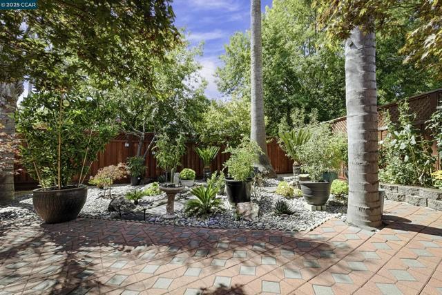1795 Walnut Creek Dr, Santa Rosa CA: https://media.crmls.org/mediaz/9237bff0-1283-446c-97d7-fe357b0dee9a.jpg