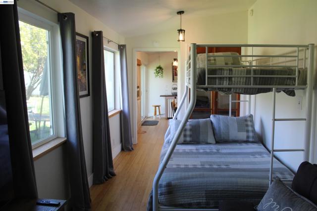 Image 7 of 20 For 536 Williams St