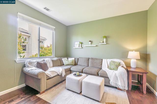 1039 Rolling Woods Way, Concord CA: https://media.crmls.org/mediaz/92389def-deb2-4b2a-983f-bd9299d0e140.jpg
