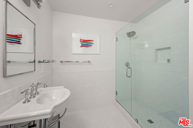 605 Palisades Beach Road, Santa Monica CA: https://media.crmls.org/mediaz/9238f8ba-46a4-4e3b-a699-ffa191532353.jpg