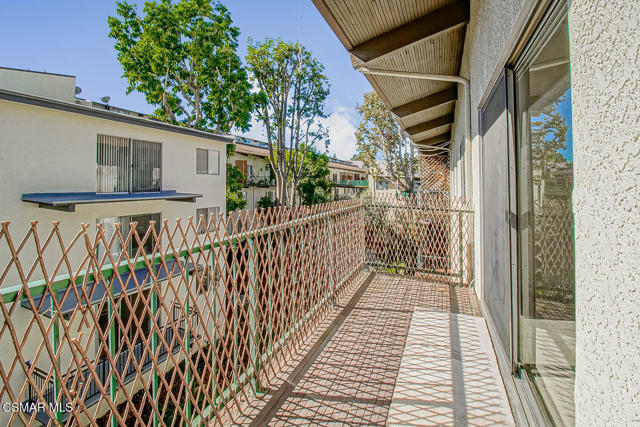 5460 White Oak Avenue, Encino CA: https://media.crmls.org/mediaz/92391d9b-3a05-449d-9a24-7e0218b2f42d.jpg
