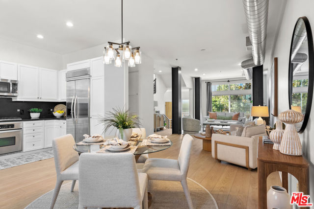 5350 Playa Vista Drive, Playa Vista CA: https://media.crmls.org/mediaz/92395e64-7187-49ad-bd9a-17cbc85f240d.jpg