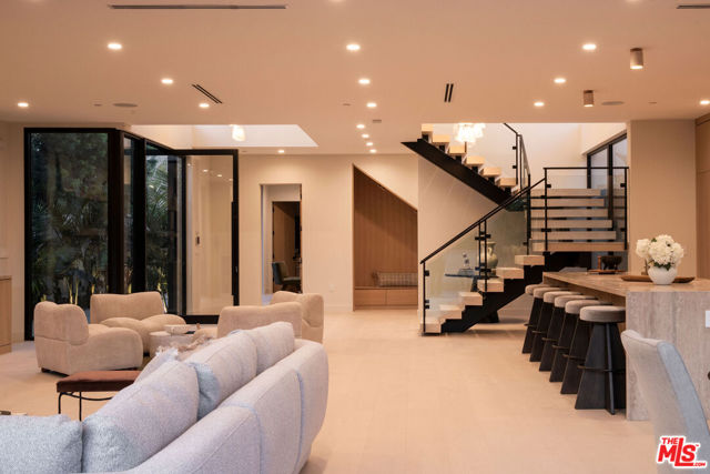 2457 Glyndon Avenue, Venice CA: https://media.crmls.org/mediaz/92398d5c-5042-4f5d-9286-ffb199ce560d.jpg