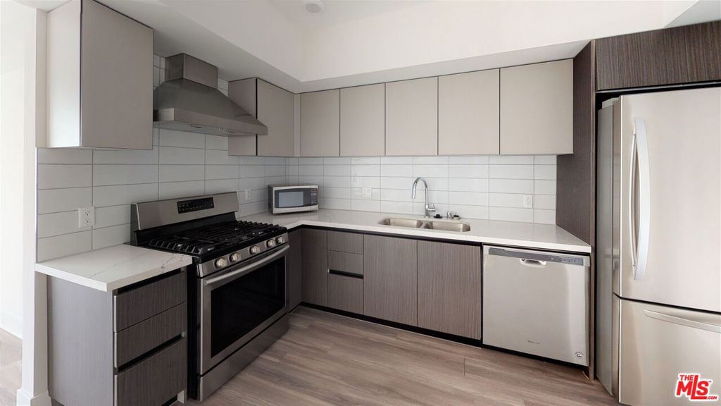 5030 Rosewood Avenue #506