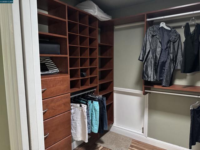 898 Luxury Dr, Concord CA: https://media.crmls.org/mediaz/923aff92-f8d1-4003-89ec-dfa958d0746d.jpg