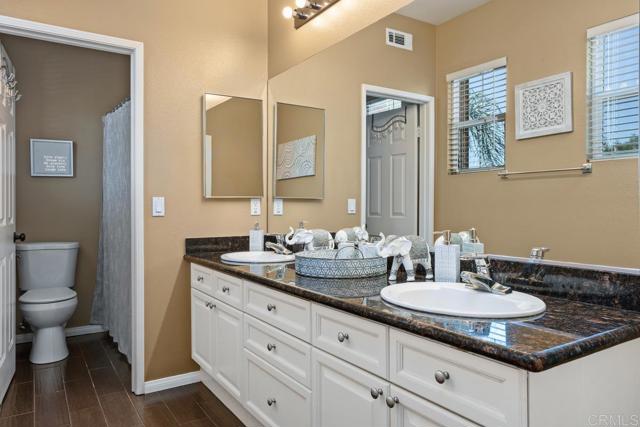 3385 Wild Oak Lane, Escondido CA: https://media.crmls.org/mediaz/923b04cb-c5e8-4b1b-9419-cd06cd87601e.jpg