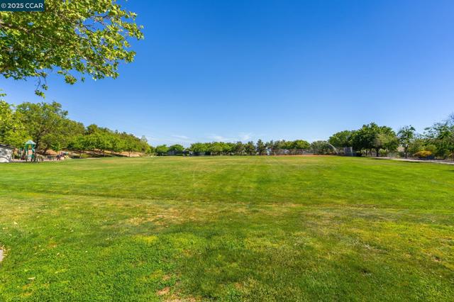 9752 Belladonna Dr, San Ramon CA: https://media.crmls.org/mediaz/923b399e-44d0-4451-9cd3-660d0610caea.jpg