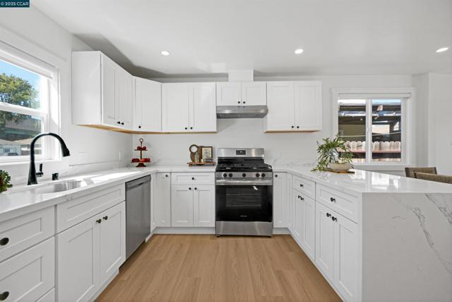 10060 Bernhardt Dr, Oakland CA: https://media.crmls.org/mediaz/923b8b23-ba9c-4532-9b93-769976eb3abc.jpg