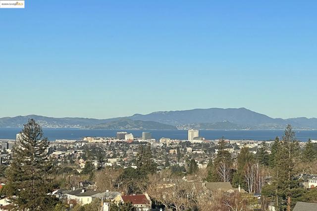 310 Pacific Ave, Piedmont CA: https://media.crmls.org/mediaz/923b93da-b1d0-4426-9f99-277153d27198.jpg
