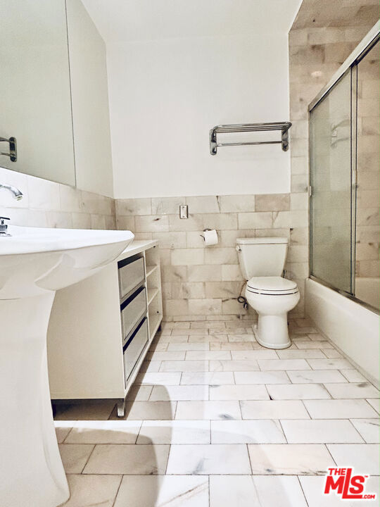 911 N Kings Road, West Hollywood CA: https://media.crmls.org/mediaz/923d0176-e13a-43d4-aabd-24beea29175f.jpg