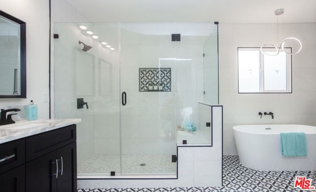 433 S Wilton Place, Los Angeles CA: https://media.crmls.org/mediaz/923ee904-de6c-446a-adf4-e1c1100837d0.jpg