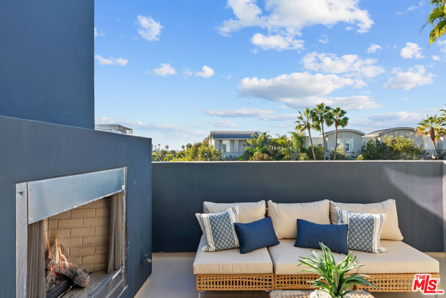 5350 Playa Vista Drive, Playa Vista CA: https://media.crmls.org/mediaz/923f4b5b-c2ee-4715-b180-738e95f129b4.jpg