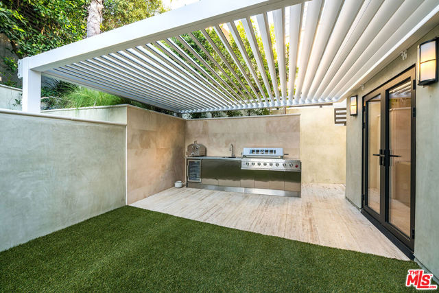 8721 Sunset Plaza Terrace, West Hollywood CA: https://media.crmls.org/mediaz/923f73e0-d7f3-43c4-8f27-06ba6ee7170f.jpg