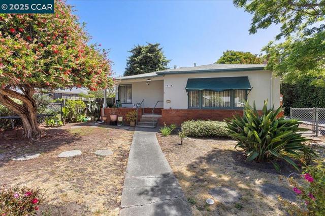 19358 Lake Chabot Rd, Castro Valley CA: https://media.crmls.org/mediaz/923fbbe4-5ecf-4073-b2a8-ca43993fd255.jpg