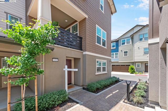 1416 Julia Ln, Concord CA: https://media.crmls.org/mediaz/92400686-2e4b-4006-be44-7362beb1257f.jpg