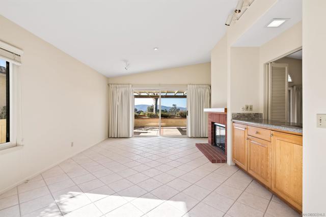 18113 Calle Estepona, San Diego CA: https://media.crmls.org/mediaz/92406dc4-3bf3-4d6b-a706-23c383ee0499.jpg
