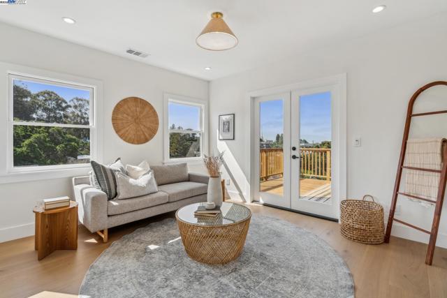 1129 WELLINGTON STREET, Oakland CA: https://media.crmls.org/mediaz/92410801-aee9-4fd4-96d5-7565c442b9b8.jpg