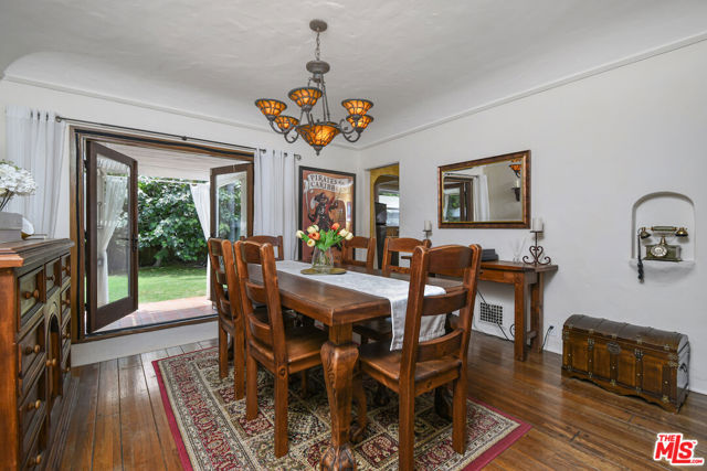 10344 Woodbridge Street, Toluca Lake CA: https://media.crmls.org/mediaz/92411550-8ecb-4010-a5c6-b5ab80bbb3a0.jpg