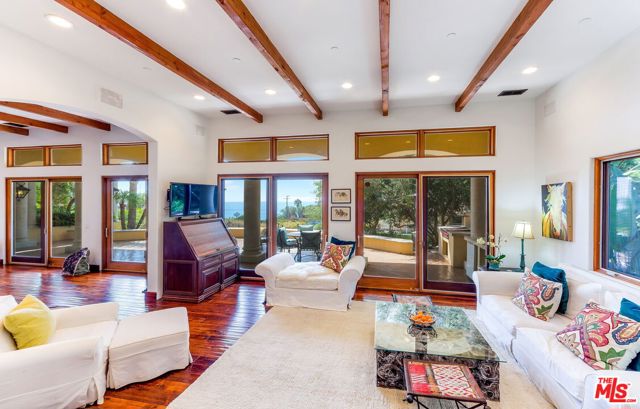 27355 Pacific Coast Highway, Malibu CA: https://media.crmls.org/mediaz/924177dd-2c28-46a2-810b-0364650afdfb.jpg