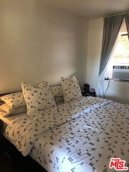 834 Laguna Avenue, Los Angeles CA: https://media.crmls.org/mediaz/9242dcbe-5cd2-411d-aabf-1df6d2d0e5cb.jpg