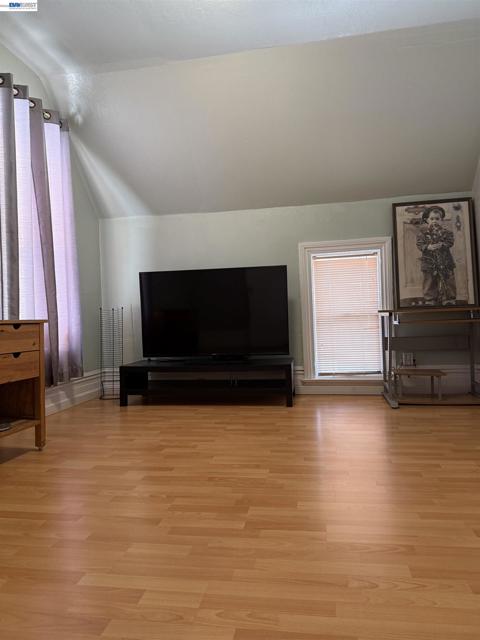 663 25TH Street, Oakland CA: https://media.crmls.org/mediaz/92437c9f-e6c4-4a26-a499-307f534dfcde.jpg