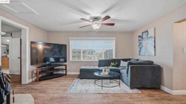 5372 Tule Tree Ln, Oakley CA: https://media.crmls.org/mediaz/92438115-981f-47d5-9945-d339d7b5db63.jpg