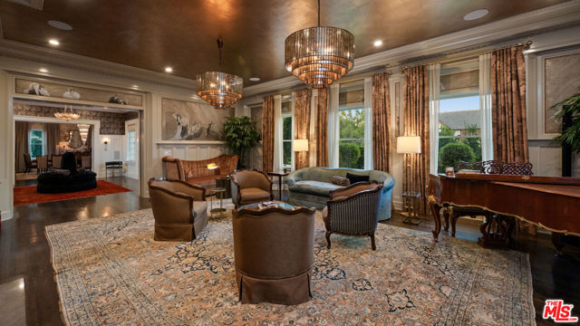 601 S Windsor Boulevard, Los Angeles CA: https://media.crmls.org/mediaz/92452eca-4903-47b5-a110-1b9962e30aa9.jpg