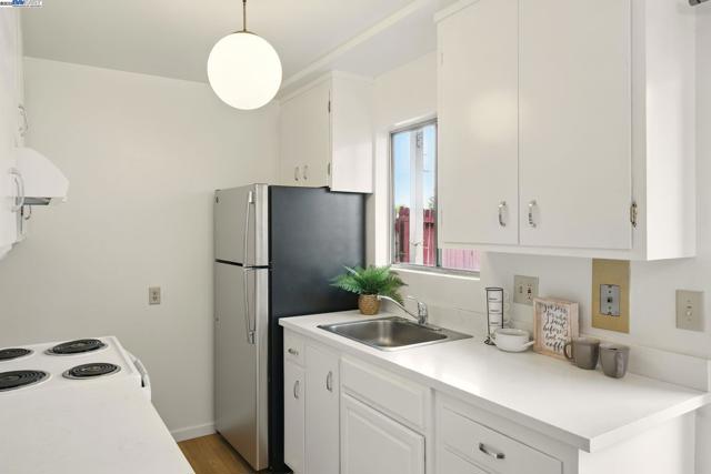 1556 Lincoln Ave, Alameda CA: https://media.crmls.org/mediaz/9245db42-d054-4e97-83ce-140f3aafbb0b.jpg