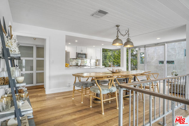 657 Mildred Avenue, Venice CA: https://media.crmls.org/mediaz/92461262-809e-451f-99ac-22cca64dcae6.jpg