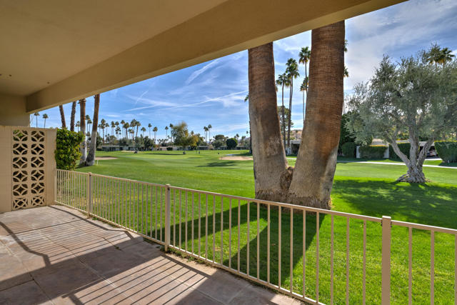 209 Desert Lakes Drive, Palm Springs CA: https://media.crmls.org/mediaz/92466c23-9718-40b4-b6e6-4ed0a83a2ef6.jpg