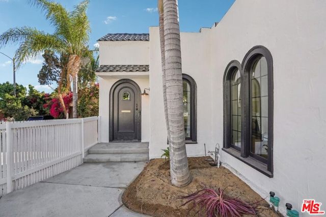 2353 Lucerne Avenue, Los Angeles CA: https://media.crmls.org/mediaz/924a2af4-6598-457e-969c-615a521ec9ad.jpg