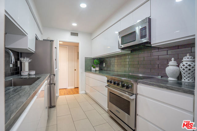 818 S Lucerne Boulevard, Los Angeles CA: https://media.crmls.org/mediaz/924c1877-ab2e-40ff-984f-27003e0a6980.jpg