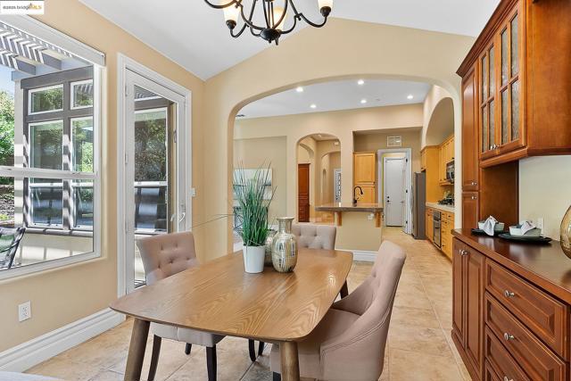 1101 Lafite Ct, Brentwood CA: https://media.crmls.org/mediaz/924cbfc7-5ecc-47af-a89e-8232f3c12ebc.jpg