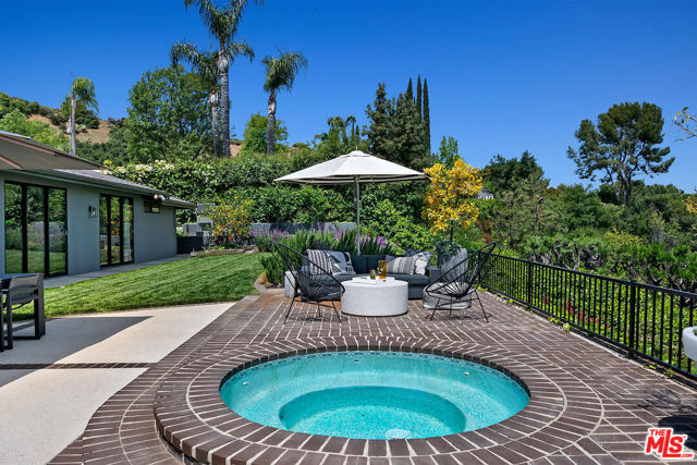 17237 Quesan Place, Encino CA: https://media.crmls.org/mediaz/924f553e-13ac-44aa-b11e-0eb2e52f138f.jpg