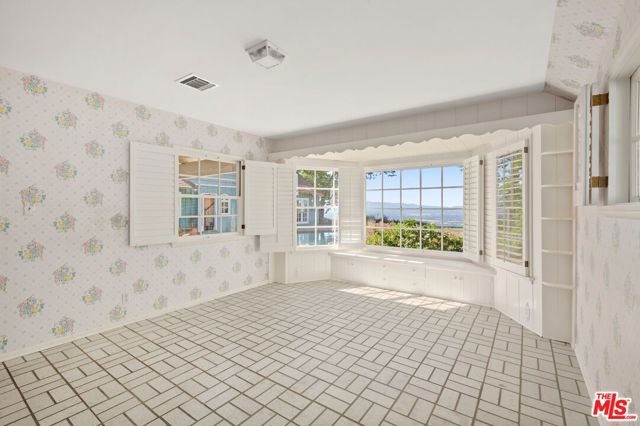 15401 Mulholland Drive, Los Angeles CA: https://media.crmls.org/mediaz/924fca59-84a4-4fe5-8c05-a86a5474b037.jpg