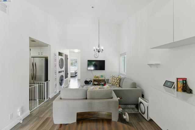 6198 Civic Terrace Ave, Newark CA: https://media.crmls.org/mediaz/92507951-efb0-417d-8aa1-9ccd6f322042.jpg