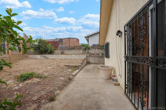 945 Nacion Avenue, Chula Vista CA: https://media.crmls.org/mediaz/9250a023-d86b-406f-8dea-e04aac1b455a.jpg