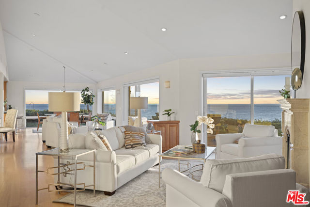 29821 Pacific Coast Highway, Malibu CA: https://media.crmls.org/mediaz/92514d1c-c27f-4f07-ab43-d96415c33832.jpg