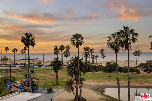 6624 Vista Del Mar, Playa del Rey CA: https://media.crmls.org/mediaz/9251915b-7404-414f-9dfc-db483be999c4.jpg