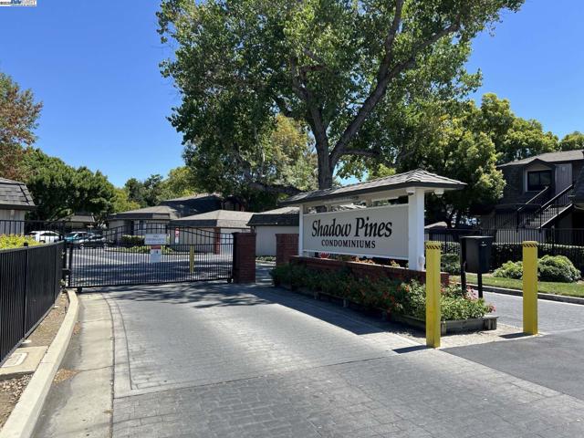 3287 Shadow Park Pl, San Jose CA: https://media.crmls.org/mediaz/92520d11-8eef-45e6-a996-457e8923f200.jpg