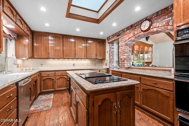 1275 Westwind Circle, Westlake Village CA: https://media.crmls.org/mediaz/9252ccc4-1c46-4d16-b5d7-ac8f360f86ce.jpg