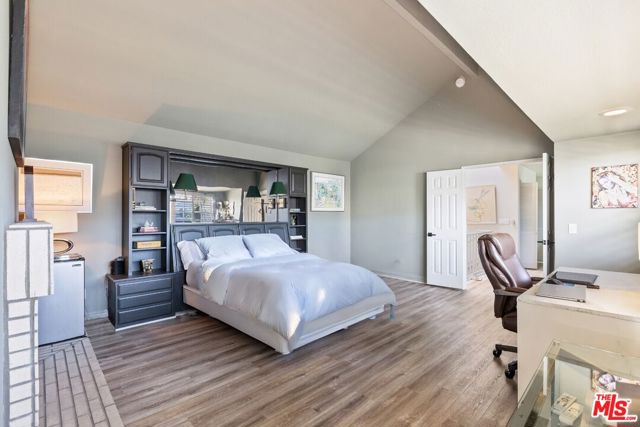 13082 Mindanao Way, Marina del Rey CA: https://media.crmls.org/mediaz/9252e063-9172-429b-8e0a-2d6f9ebf1d49.jpg