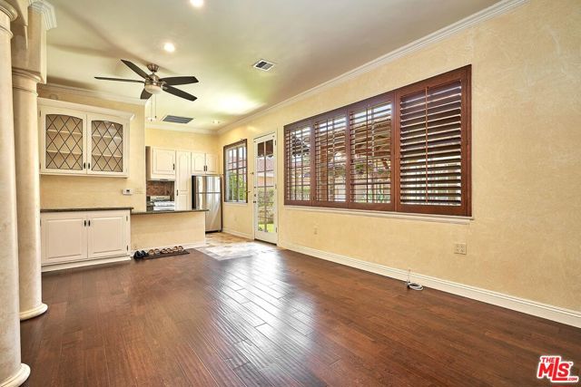 424 N Arden Boulevard, Los Angeles CA: https://media.crmls.org/mediaz/92536821-bbfe-4d80-a724-a5ca3ddb41c7.jpg