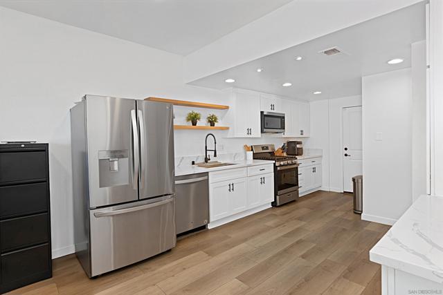 560 Deep Dell Rd, San Diego CA: https://media.crmls.org/mediaz/9253f808-1d21-4088-96d6-2edb3caabb0a.jpg