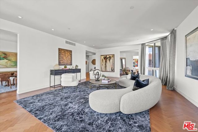300 N Swall Drive, Beverly Hills CA: https://media.crmls.org/mediaz/92542e5c-269c-46e4-a4fb-61212b39f35a.jpg