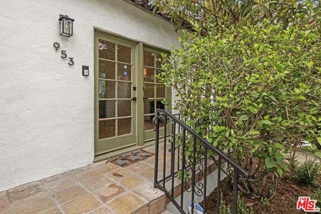 951 N Martel Avenue, Los Angeles CA: https://media.crmls.org/mediaz/925466b0-04bd-45c5-8cba-c142c792ba69.jpg
