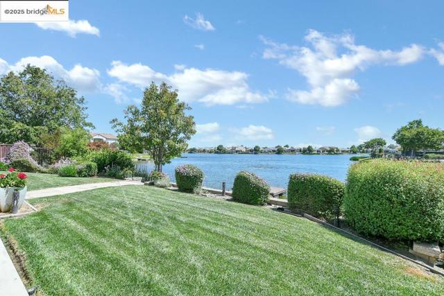 133 Clear Lake Ct, Oakley CA: https://media.crmls.org/mediaz/92547b99-8aa1-48ee-bd86-a739f546412f.jpg