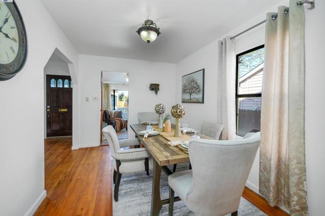 11132 Acalanes Dr, Oakland CA: https://media.crmls.org/mediaz/92550731-a8b1-4a8b-ae09-e600d710b346.jpg