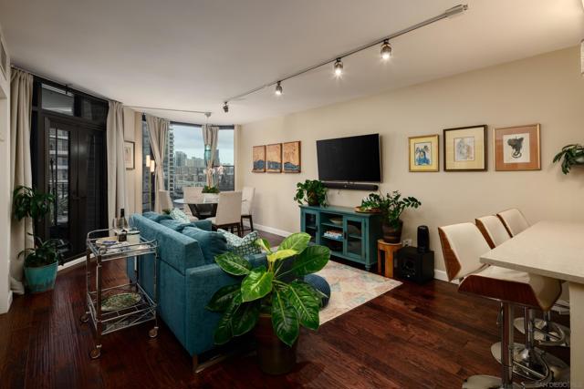 500 W Harbor Dr, San Diego CA: https://media.crmls.org/mediaz/92565fcd-2eb6-4d74-88e3-71a0c711d609.jpg